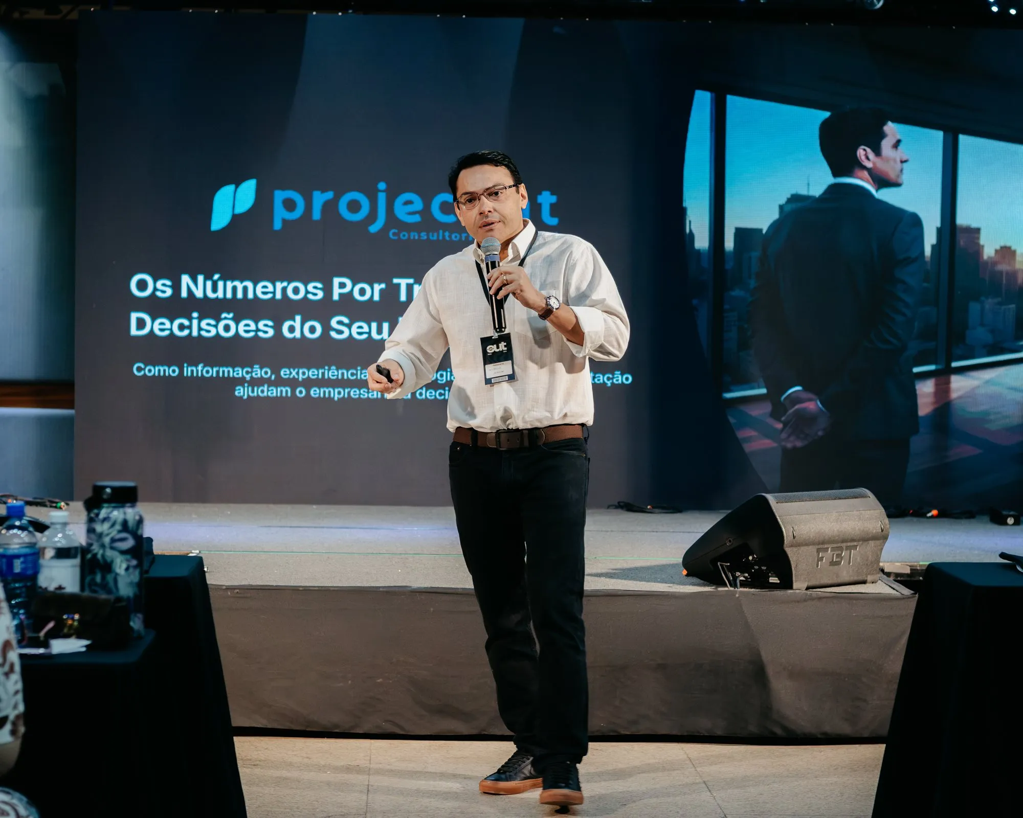 Marcel Almeida apresentando os números por trás das decisões