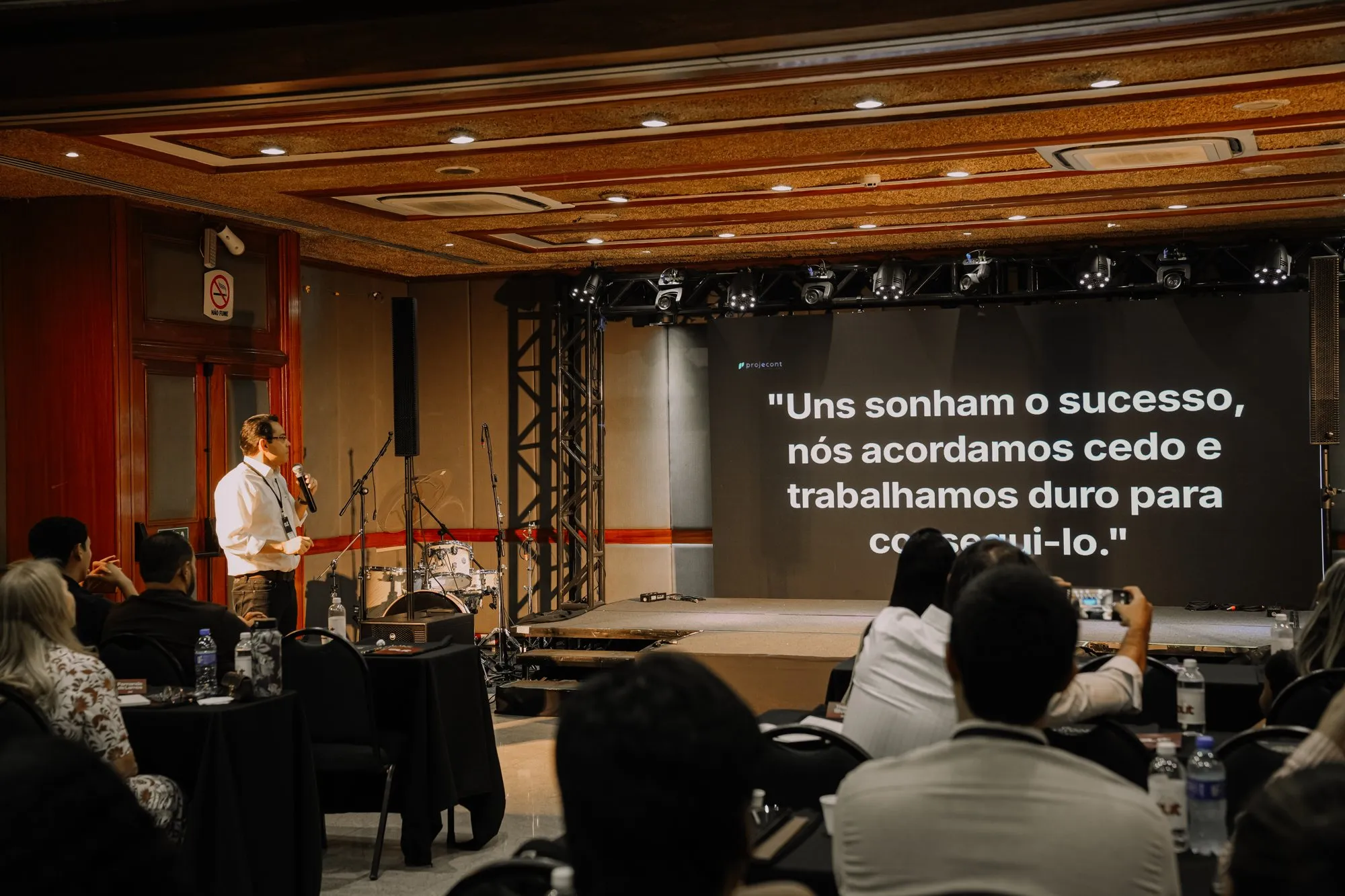 Palestra com a plateia ao fundo
